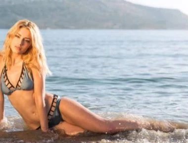 Το αβυσσαλέο ντεκολτέ του μοντέλου που «ζάλισε» τους τηλεθεατές (βίντεο)